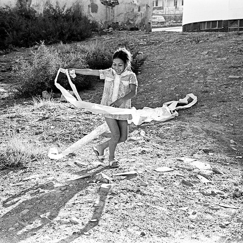 JUHAN KUUS. Bo-Kaapi linnaosa. Tüdruk tualettpaberiribaga. Lõuna-Aafrika, 1972