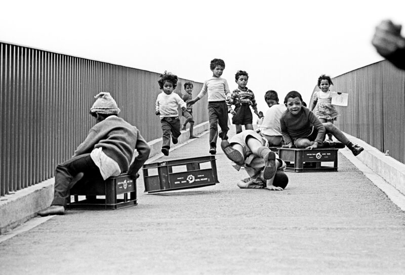 JUHAN KUUS. Lapsed laskmas plastikust piimakastides. Lõuna-Aafrika, 1973