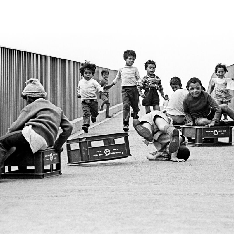 JUHAN KUUS. Lapsed laskmas plastikust piimakastides. Lõuna-Aafrika, 1973