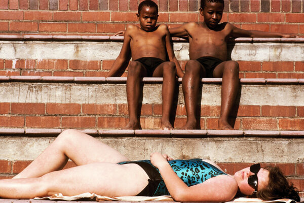 JUHAN KUUS. Blacks are trying to accelirate the abolition of segregation public places. “Pretty apartheid” in buses and pools tends to disappear. Pool in Johhanesburg, South Africa. 30 September 1988