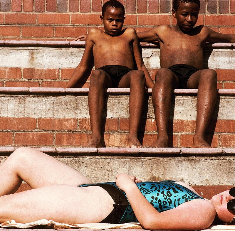 JUHAN KUUS. Blacks are trying to accelirate the abolition of segregation public places. “Pretty apartheid” in buses and pools tends to disappear. Pool in Johhanesburg, South Africa. 30 September 1988