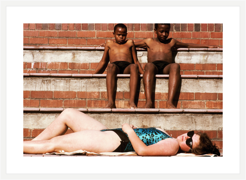 JUHAN KUUS. Blacks are trying to accelirate the abolition of segregation public places. “Pretty apartheid” in buses and pools tends to disappear. Pool in Johhanesburg, South Africa. 30 September 1988