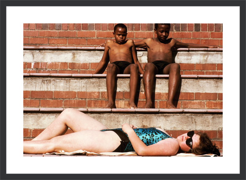 JUHAN KUUS. Blacks are trying to accelirate the abolition of segregation public places. “Pretty apartheid” in buses and pools tends to disappear. Pool in Johhanesburg, South Africa. 30 September 1988