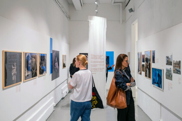 Jõulutuur koos glögiga Angelika Kollini näitusel „Tundlik pinnas”, laupäev 20.12 kl. 14.00